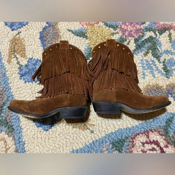 Smoky mountains brown suede with fringe and brass buttons. Girls size 9 - Picture 2 of 7